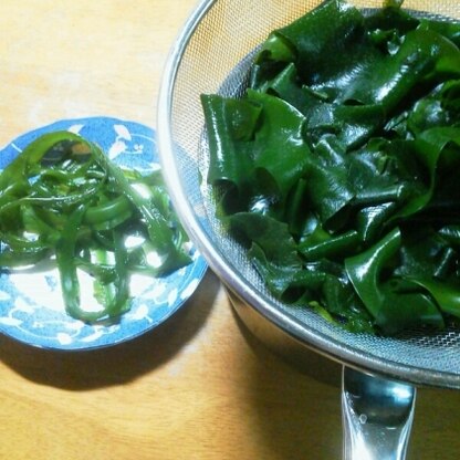 頂き物の取れたて生わかめを茹でました。
綺麗な緑色に感激！
これから料理に、冷凍に。
ありがとうございました♪